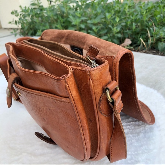 Bojola Italian Leather Magnetic Closure Cross-Bag - Picture 6 of 10